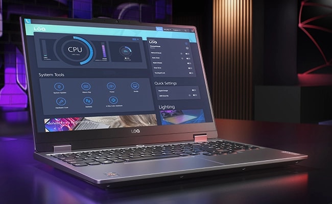 Ekranda Lenovo Vantage ile Lenovo LOQ 15ARP9'un ön sol görünümü