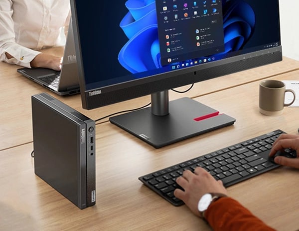 Dikey olarak duran, ön, üst ve sağ taraftaki panelleri gösteren Lenovo ThinkCentre Neo 50q Gen 4 Tiny (Intel) yan tarafa bakan hava görünümü