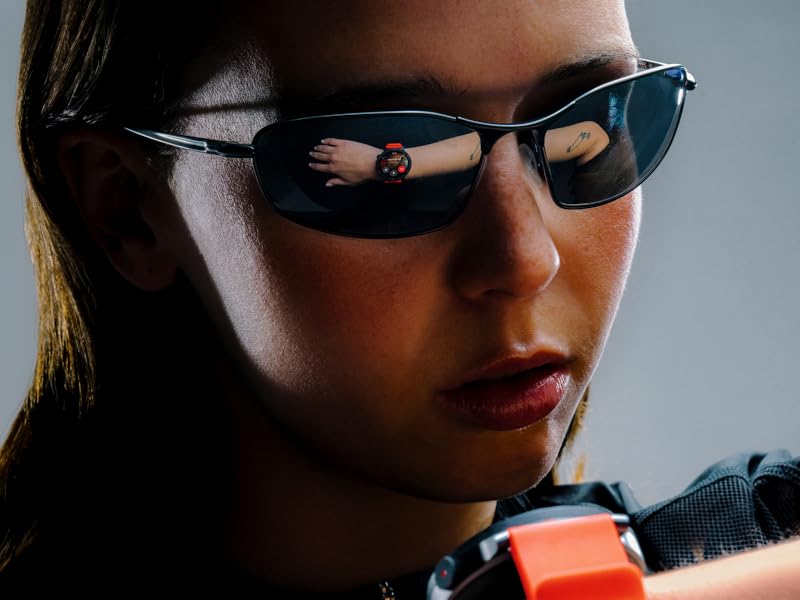 Koyu bir arka plan üzerinde farklı pozlarda ve açılarda gözlük gösteren yaşam tarzı ürün çekimleri serisi.