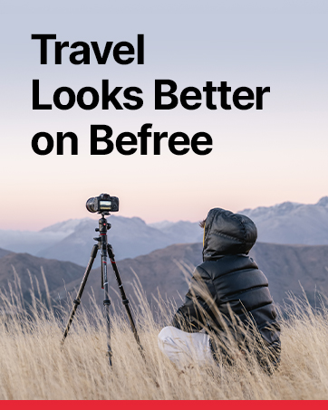 Alacakaranlıkta dağ manzarasına karşı tripod üzerine monte edilmiş kamera, 'Seyahat Befre'de Daha İyi Görünüyor' metin üst üste bindirilmiş