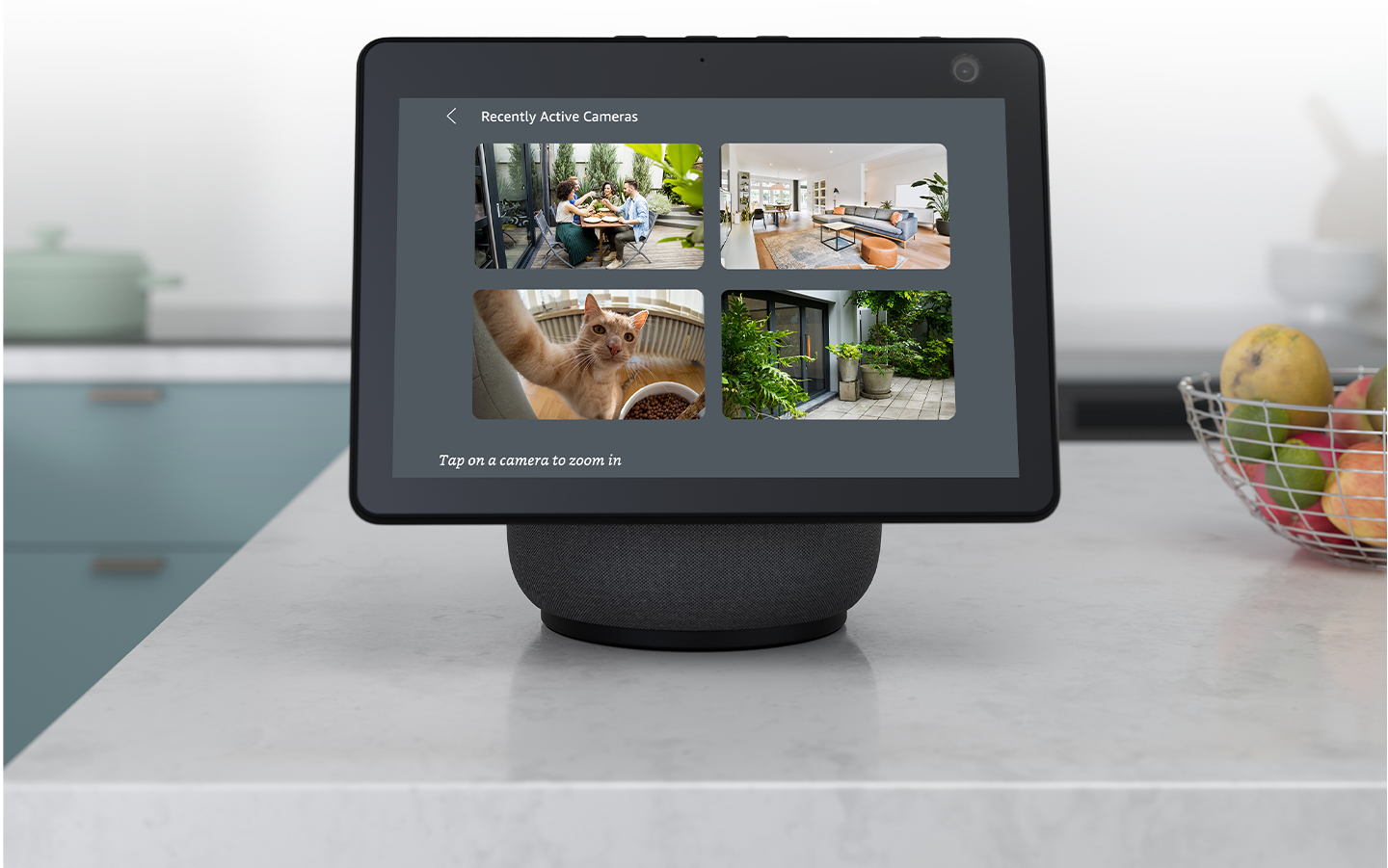 Bir Echo Show, mutfak tezgahının üzerinde duruyor ve aynı anda dört Blink kameranın canlı görüntülerini gösteriyor.