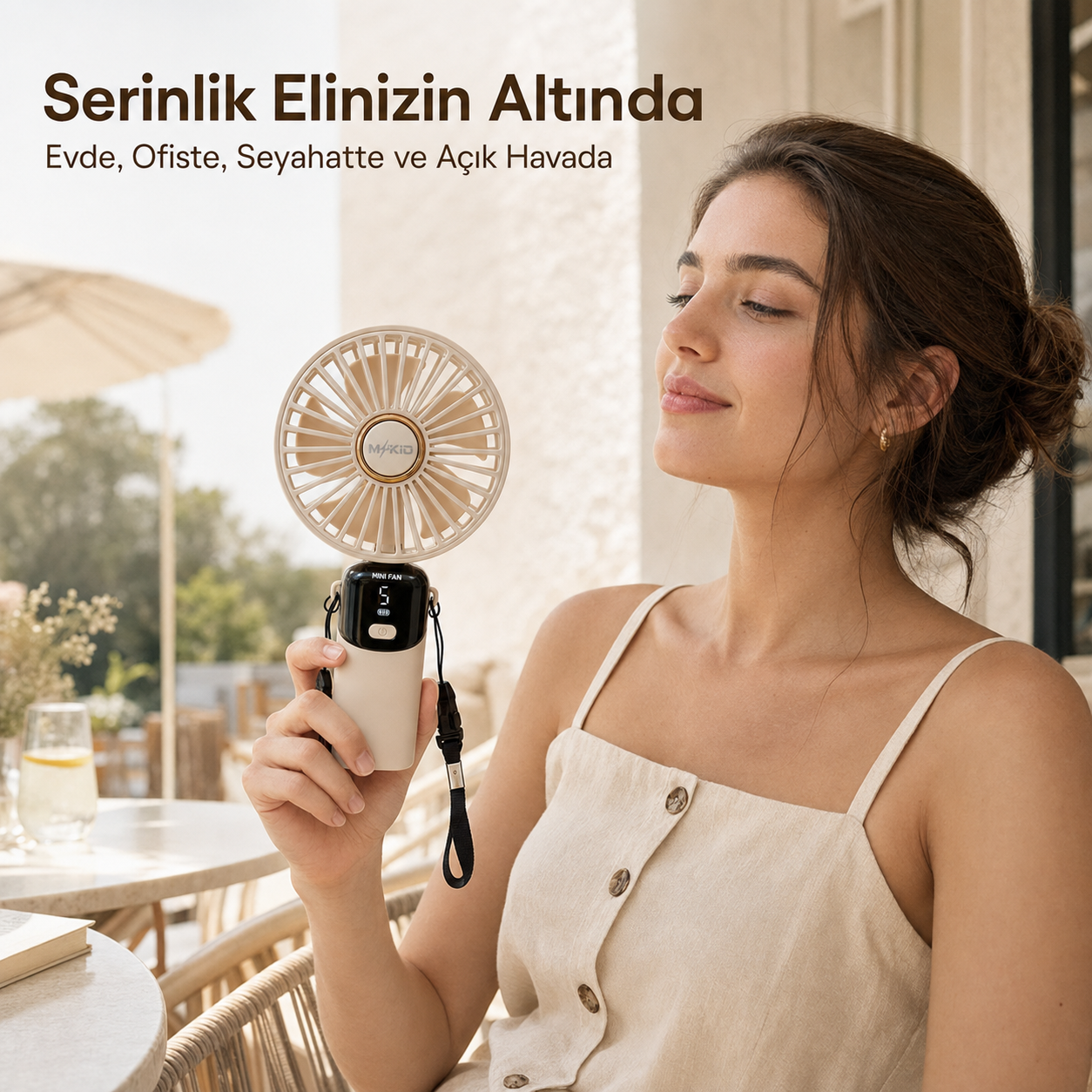 Kadının elinde MKİO bej taşınabilir şarjlı mini fan
