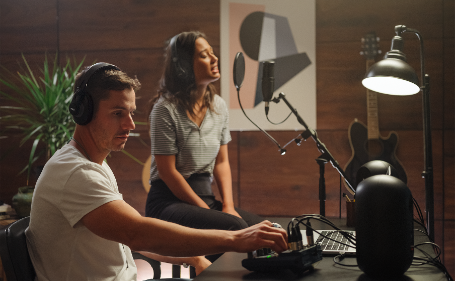 AKG K361