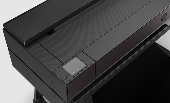 HP DesignJet T858 yazıcının ekran kontrol panelinin yakın çekim fotoğrafı