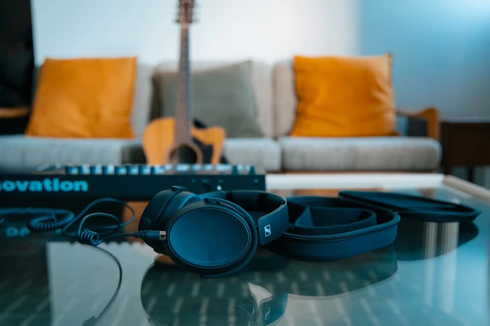 sennheiser-hd-480-pro-kapali-arka-kulak-cevresi-tasarim-38-mm-dinamik-suruculer-ve-vibration-attenuation-system-ile-net-bas-detaylari-sunar-cift-tarafli-takilabilir-kablosu-ve-sert-cantasiyla-kesfet-asimetrik-e-ticaret-görsel3