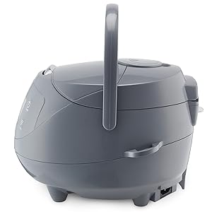 Saplı ve kapaklı, yuvarlak hatlı ve kısa bacaklı, muhtemelen yemek pişirmeye veya hazırlamaya yarayan bir alet.