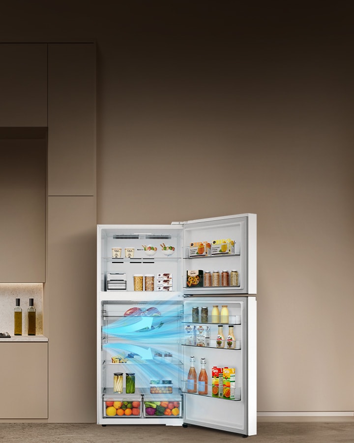 Mutfakta yiyeceklerle dolu açık LG üstten donduruculu buzdolabı; DoorCooling™ özelliğinin nasıl çalıştığını gösterir. 