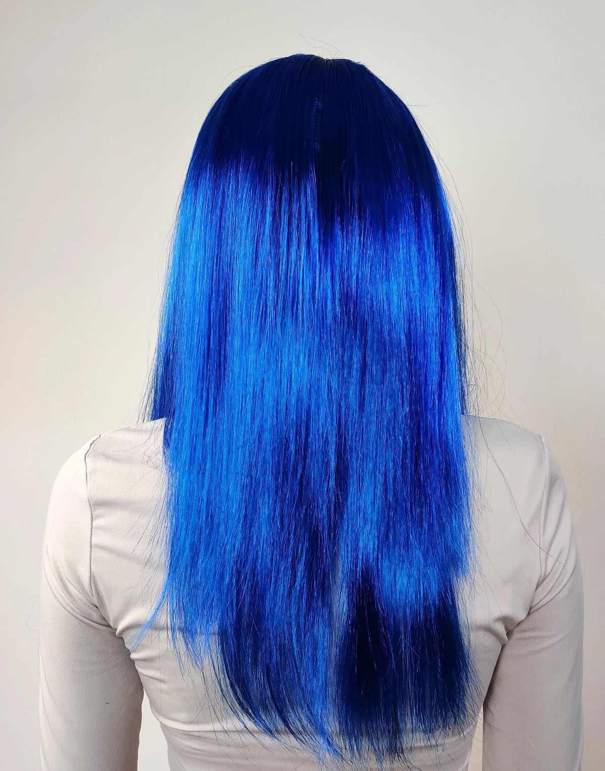 Mavi renk uzun parti peruğu farklı açıdan görünüm