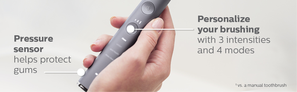 gri diş fırçası sapının altını tutan kişi