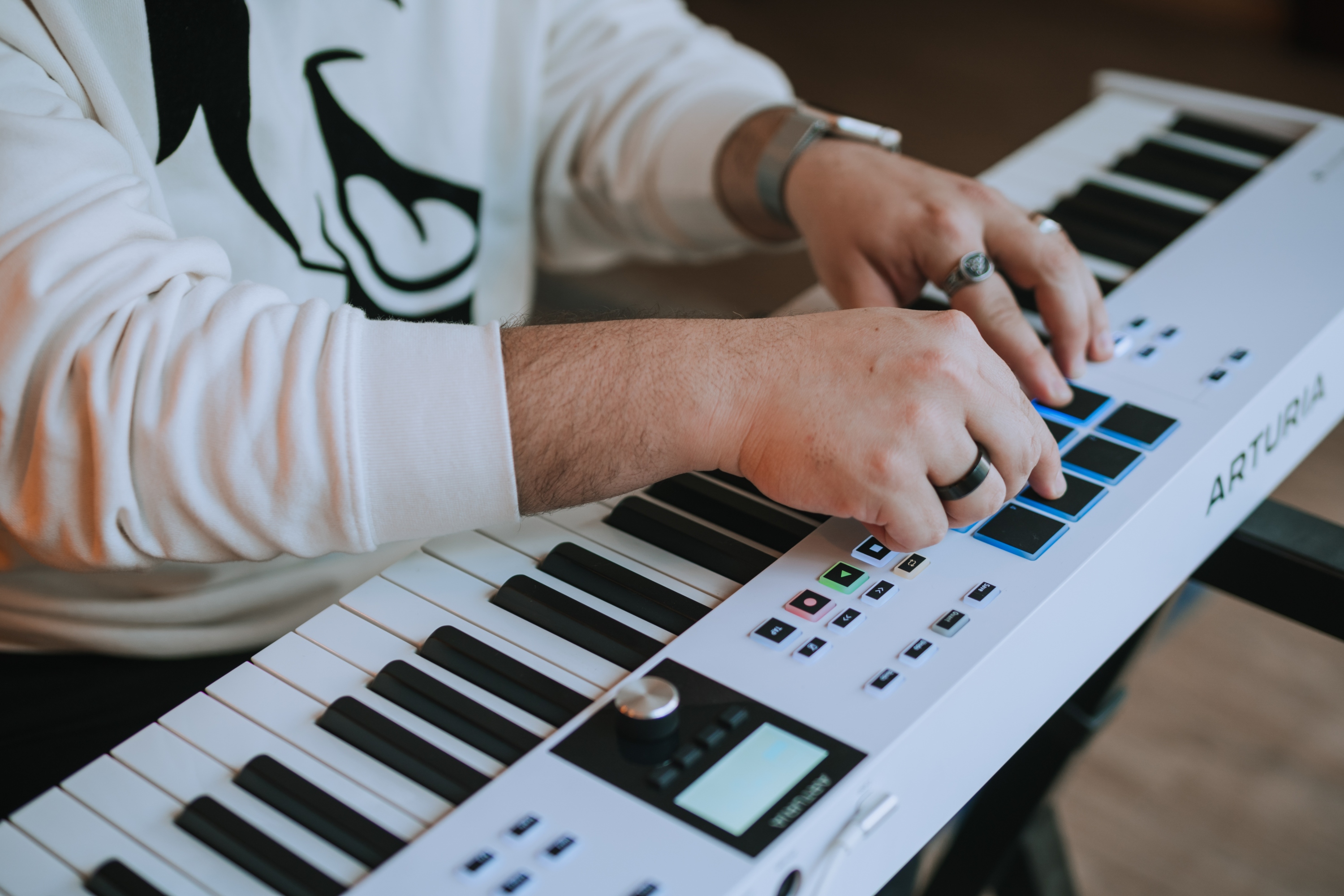 Arturia KeyLab Essential 88 Mk3 - Kullanışlı, kreatif MIDI ve modüler kontrolcü