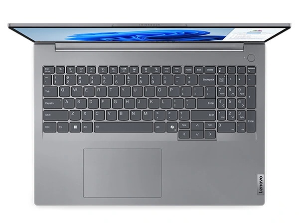 Lenovo ThinkBook 16 Gen 7 (16 inç Intel) dizüstü bilgisayarın üst kısmı 90 derecelik bir açıyla açıldığında klavye ve dokunmatik yüzeye odaklanıyor.