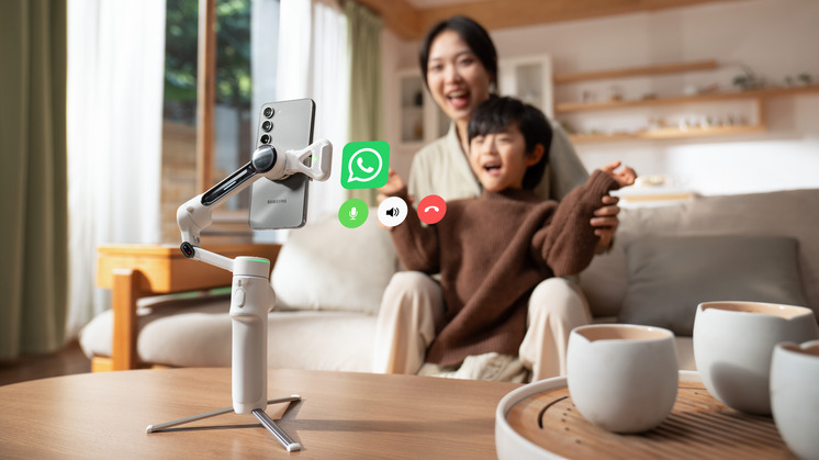 Bir kadın, yeni AI Tracker ve Flow 2 Pro'yu kullanarak görüntülü görüşme yapıyor.