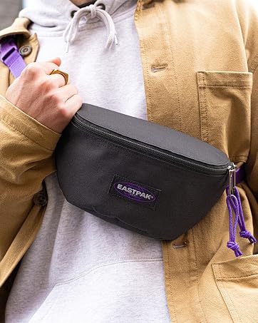 Metin "EASTPAK" yazıyor. Bej bir arka plan üzerinde demo olarak bel çantası veya siyah bel çantası gösteren birden fazla resim.