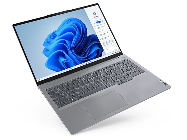 Lenovo ThinkBook 16 Gen 7 (16 inç Intel) dizüstü bilgisayarın ön, sol yan görünümü, kapağı geniş açıyla açıkken sağa doğru eğik, klavye ve ekranda açık Windows Copilot menüsü odaklanmış.