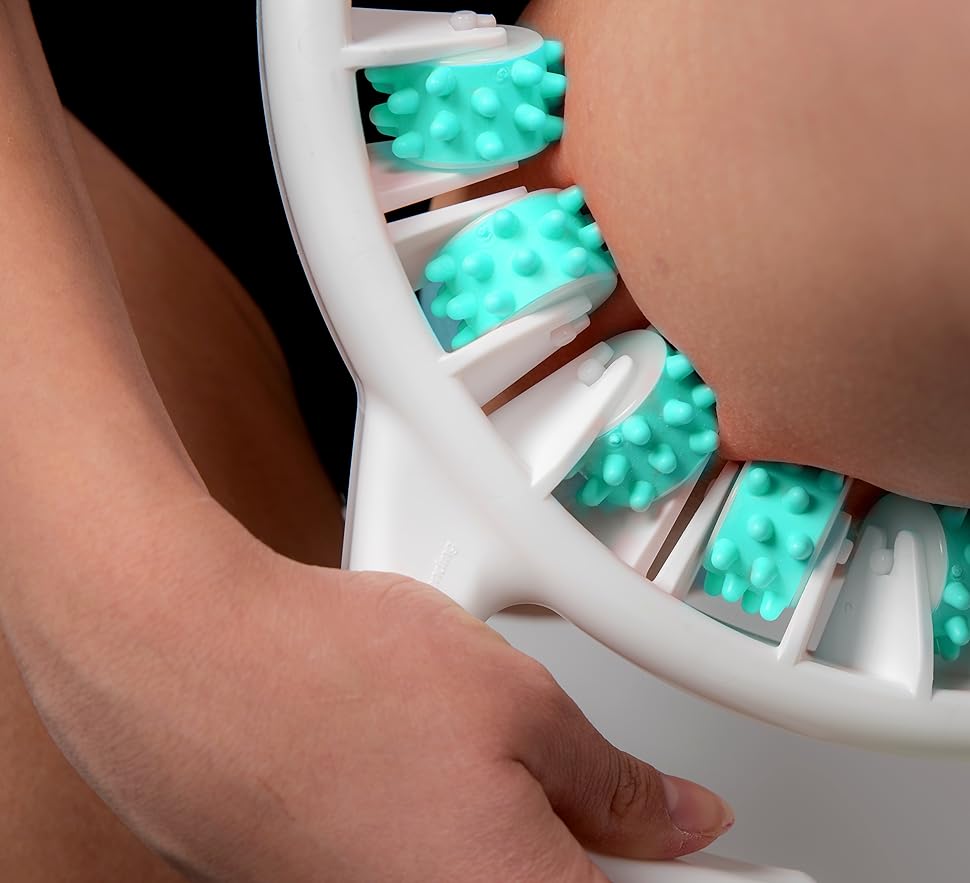 üzerinde mavi plastik bir kap bulunan plastik bir kap tutan kişi.