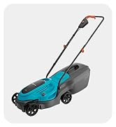 Mavi yeşil ve siyah elektrikli çim biçme makinesi, itme saplı ve gri toplama kutusu, beyaz arka planda resimli.