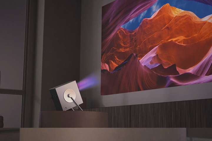 LG CineBeam HU710PB’nin 120 inç’lik büyük 4K ekranla duvara yansıtılmasını gösteren videosu.