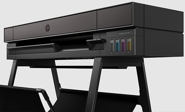 HP DesignJet T858 yazıcının mürekkep tankı göstergelerinin yandan görünümü