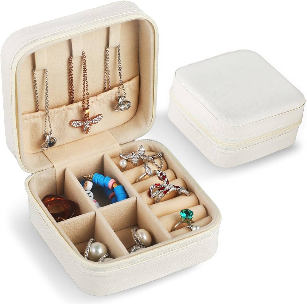 FHISKUNYU Kızlar için seyahat takı kutusu, küçük poliüretan deri takı saklama kutusu, mini takı kutusu, yüzükler, küpeler, bileklikler, kolyeler, kadınlar, eş, anne, Noel için seyahat (beyaz) : Amazon.com.tr: Moda