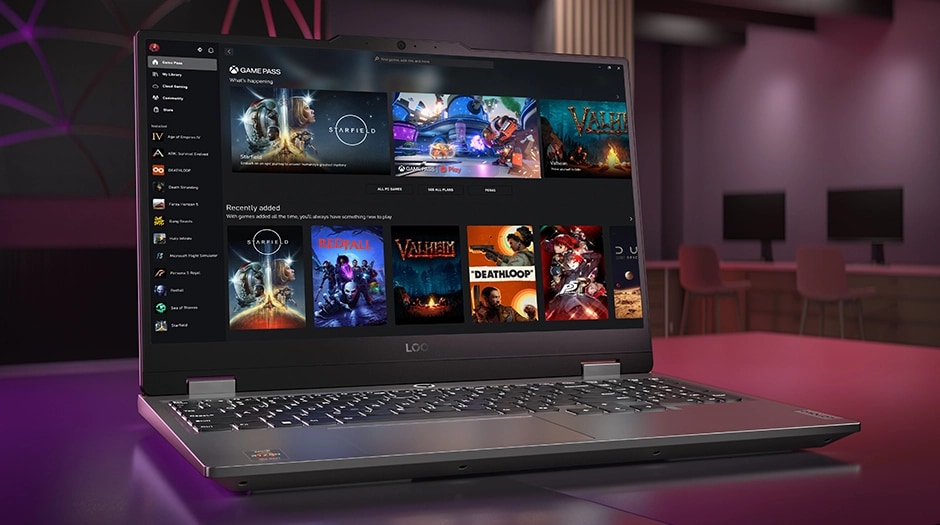 Ekranda XBox ile Lenovo LOQ 15ARP9'un ön sol görünümü