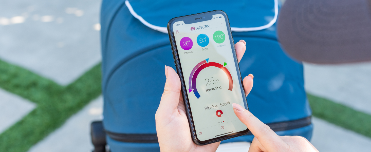 Mavi arka planda dairesel gösterge veya kontrol paneli bulunan renkli uygulama arayüzünü gösteren akıllı telefon.