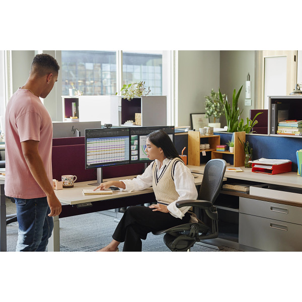 HP-Series-7-Pro-24-inch-WUXGA-USB-C-Monitor-724pu-Photocomp-Lifestyle-TalentSeating
