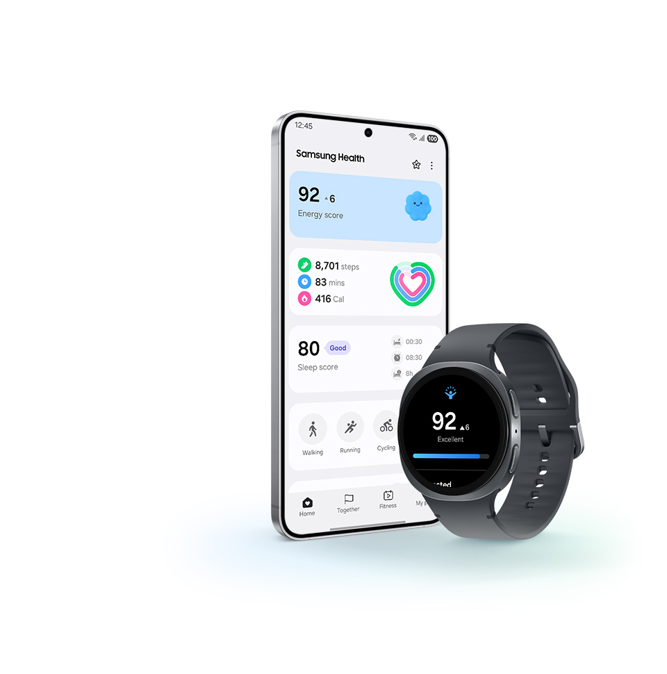 Galaxy Watch8’de Enerji Skoru ekranı, Enerji Skoru 92 ve "Mükemmel" ifadesi gösteriliyor. Yanındaki Android telefonda ise Enerji Skoru, Günlük Aktivite, Uyku Skoru ve Egzersiz Takibi gibi özelliklerin yer aldığı Samsung Health ekranı görünüyor.