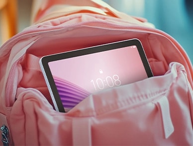Lenovo Tab, kompakt tasarımını ve kilit ekranını sergileyen pembe bir sırt çantasının içine kısmen yerleştirilmiş.