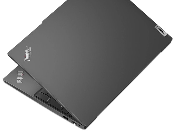 Lenovo Lenovo ThinkPad E16 Gen 2 (16” Intel) dizüstü bilgisayarın hafifçe açılmış, üst kapağı ve klavyenin bir kısmını gösteren arka yan görünümü.