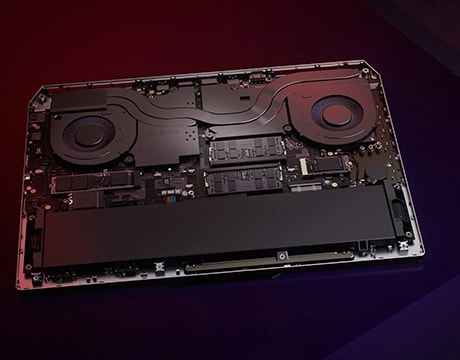 Lenovo LOQ 15ARP9'un iç mekaniği, pil ve termal delikleri gösteriyor