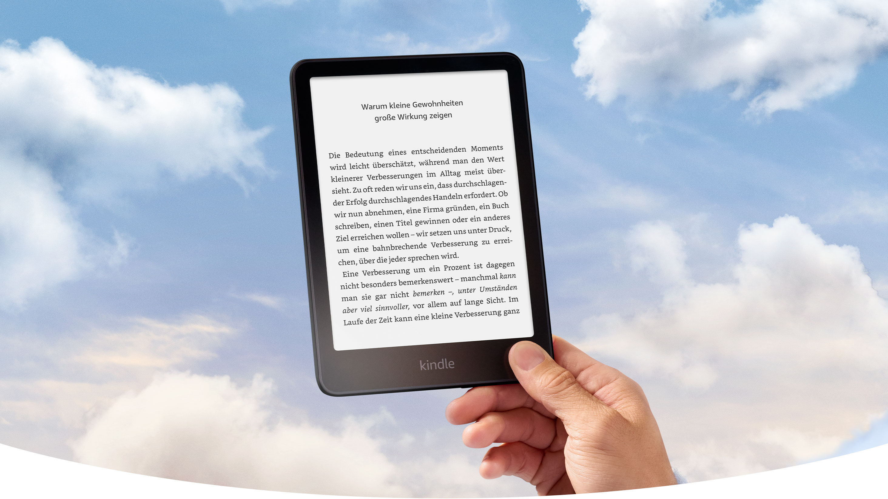 Bulutlu mavi bir gökyüzünün önünde bir Kindle Paperwhite. Kindle metin gösteriyor.
