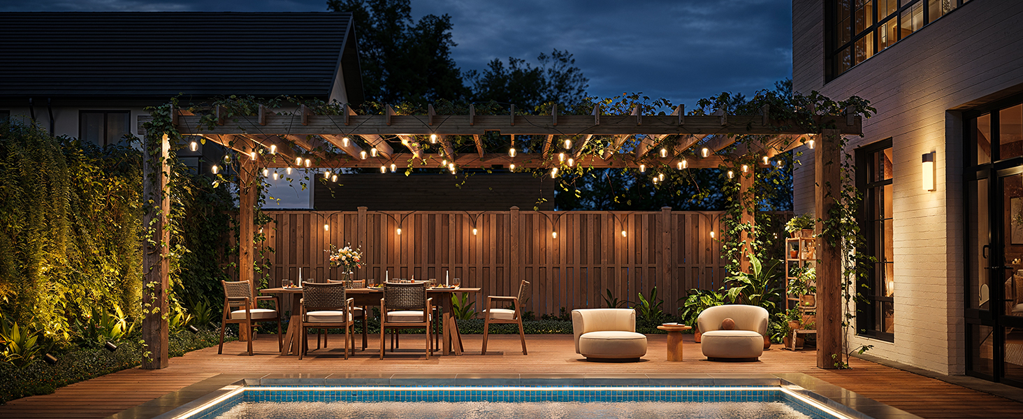 Havuz, ahşap pergola, ışık dizileri, yemek masası ve şezlonglarla donatılmış aydınlatılmış açık hava verandası. Gece manzarası, ruh halinize uygun aydınlatma ve peyzaj düzenlemesi.