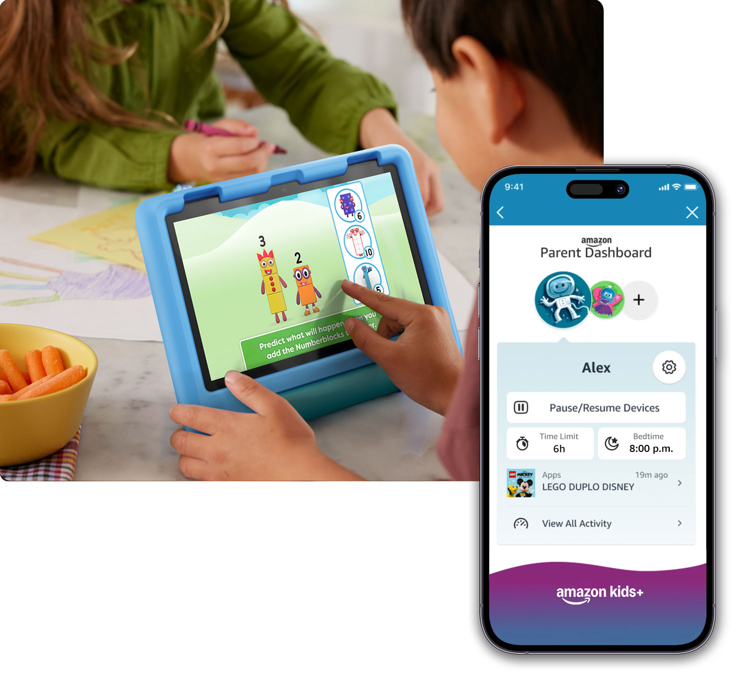 Ekranında çizgi film oynayan bir Fire HD Kids tabletini izleyen bir çocuk, masada oturuyor. Görselin sağ tarafındaki akıllı telefonda, çocuğun cihaz kullanımına yönelik kontrolleri gösteren Amazon Ebeveyn Kontrol Paneli yer alıyor.
