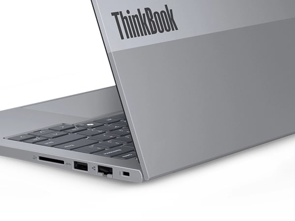 Lenovo ThinkBook 14 Gen 7 dizüstü bilgisayarının çift tonlu üst kapağındaki ThinkBook ID logosuna ve sağ taraftaki portlar ile yuvalara yakın çekim.