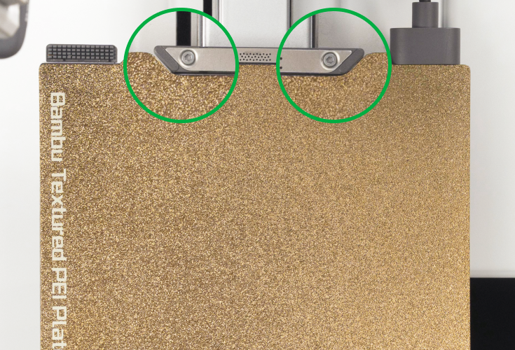 Adım 1: Plakayı, üzerindeki isim size bakacak şekilde platformun sabit noktalarıyla hizalayın.