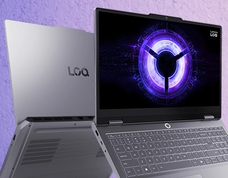 İki Lenovo LOQ Essential 15IRX11 oyun dizüstü bilgisayarı - sol ön ve sağ arka görünümler, arka arkaya, havada asılı, kapaklar açık, görünür ekranda mor renkli LOQ logosu.