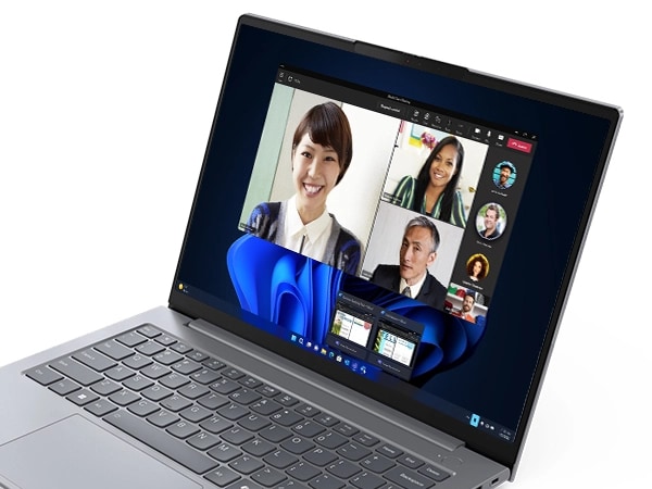 Lenovo ThinkBook 14 Gen 7 dizüstü bilgisayarının ekranında video konferans görüşmesi yapılan yakın çekim.