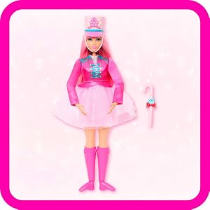 Pembe ve mavi kıyafet, uyumlu pembe botlar ve kış şapkası giyen sarışın bebek figürü, pembe bir arka plan üzerinde pembe fırça aksesuarıyla birlikte duruyor.