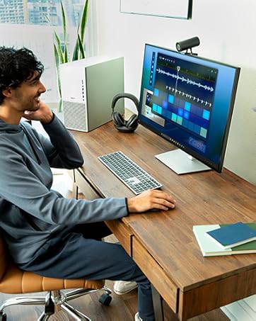 Veri kartlarını gösteren geniş ekranlı modern ev ofis rafı, ahşap masa ve bilgisayar için çevre birimleri.