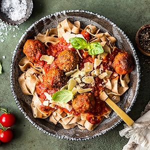 Domates soslu köfteli şerit erişte tarifi resmi