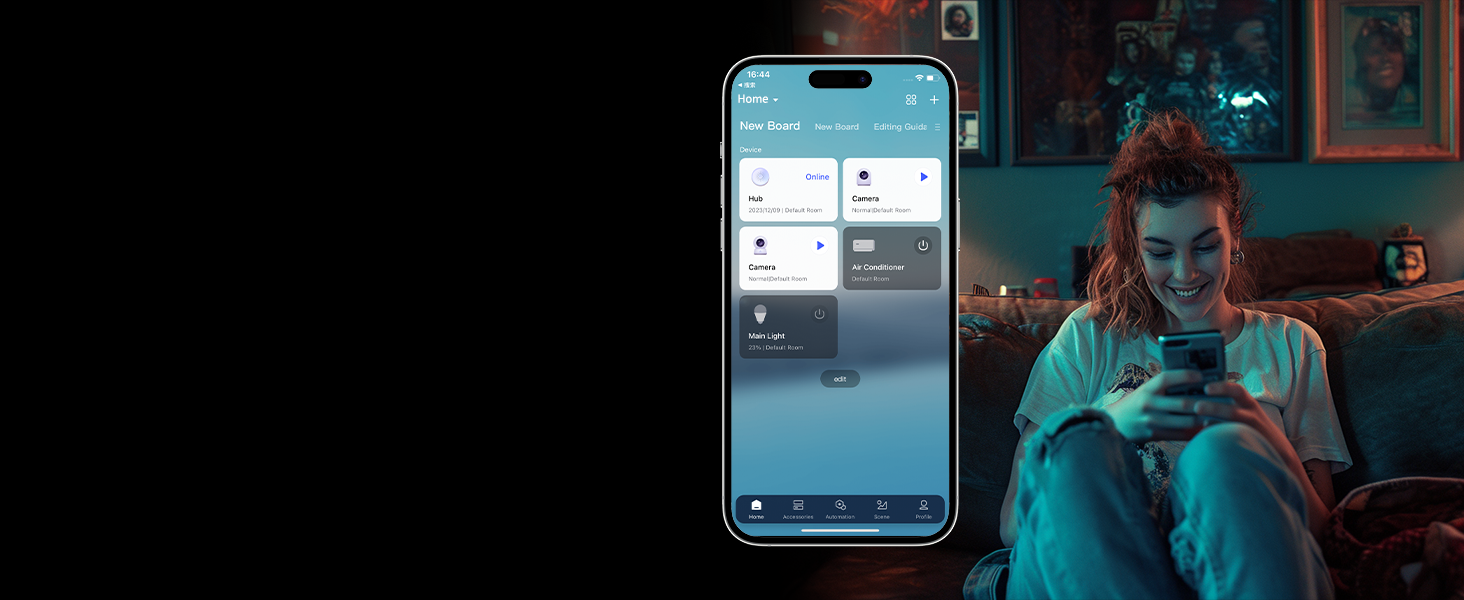 Mavi ortam ışığına sahip loş bir odada telefon kullanan kişinin yanında uygulama arayüzünü gösteren akıllı telefon ekranı.