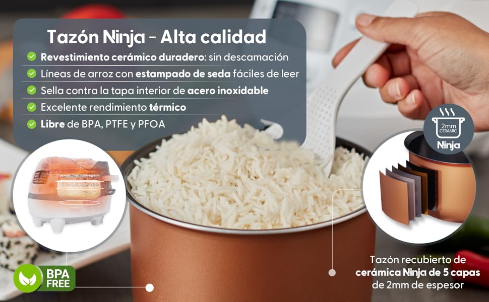 Seramik kaplamalı ve yapışmaz yüzey, buharlama özelliği ve BPA içermeyen malzemeler gibi birçok özelliğe sahip. Pişmiş beyaz pirinçle dolu bir kase gösterilmektedir.