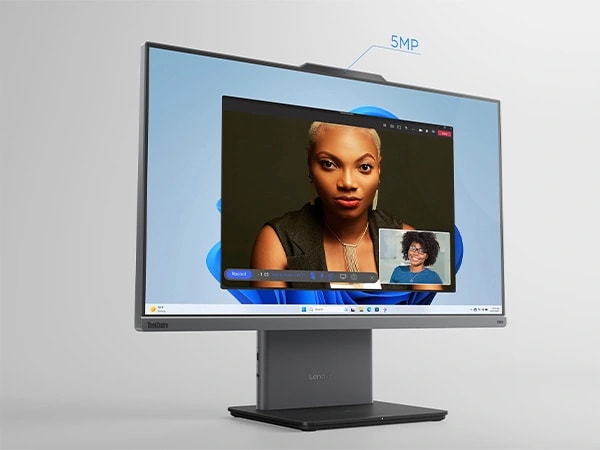 Lenovo ThinkCentre Neo 50a Gen 5 24 inç Intel monitör -- ön sol açılı görünüm, ekranda iki kişilik video konferans ve 5 MP kamera etiketli