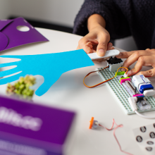 LittleBits devre oyuncağıyla el kaldırıcı STEAM icadı yapan kişi.