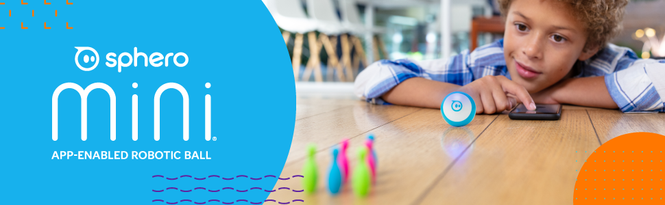 Sphero Play uygulamasıyla Sphero Mini robot oyuncağını minik bowling pinlerine süren çocuk.