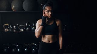 Janay Harding, Bose Sport Kulaklıkları aracılığıyla bir telefon görüşmesini yanıtlıyor