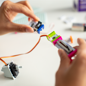 Renkli devrelerle LittleBits STEM icadı yapan çocuk.