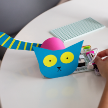 LittleBits buluş kiti ile yapılan ve kontrol edilen komik bir kedi yaratık icadı.
