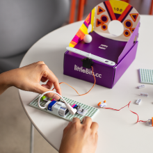 LittleBits kitiyle STEAM arcade oyunu oynayan çocuk.