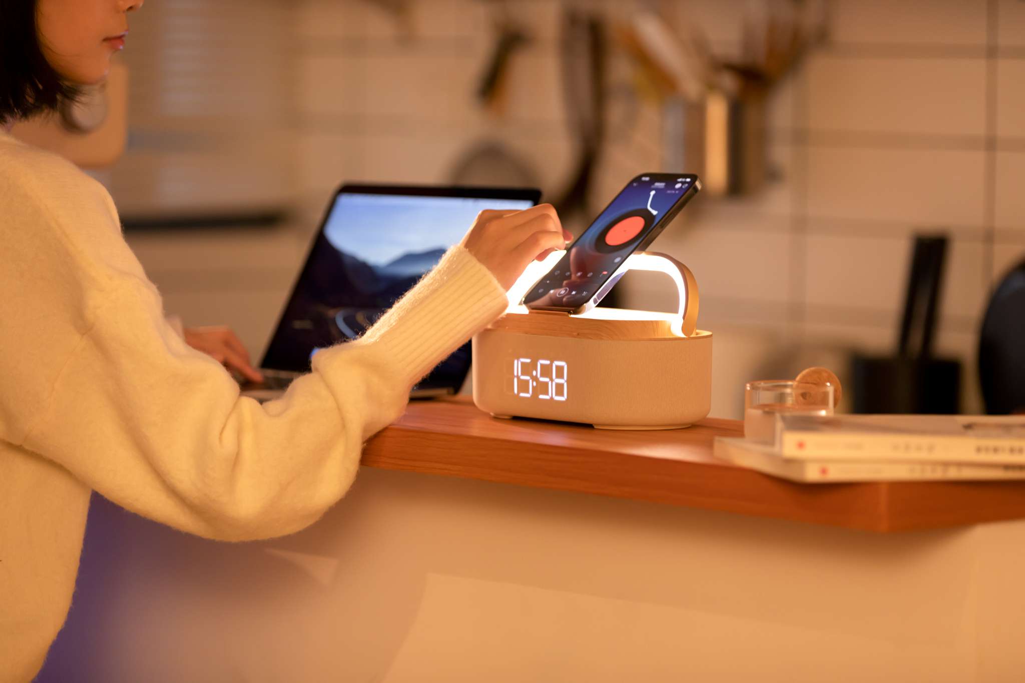 Çalışırken, Dinlenirken, Müzik Dinlerken yada Video İzlerken Hep Yanıznıda Bluetooth 5.0 Kablosuz bağlantı desteği ile Stobom Keyif'e bağlanabilir, 10W Sterio hoparlörleri sayesinde müziğinizi, videolarınızı kablosuz olarak aktamanın keyfini çıkarın. Üzerinde bulunan destek alanı ile videolarınız izlerken cihazınızı istediğiniz açıda tutabilir ve izleme deneyimizni arttırabilirsiniz. 